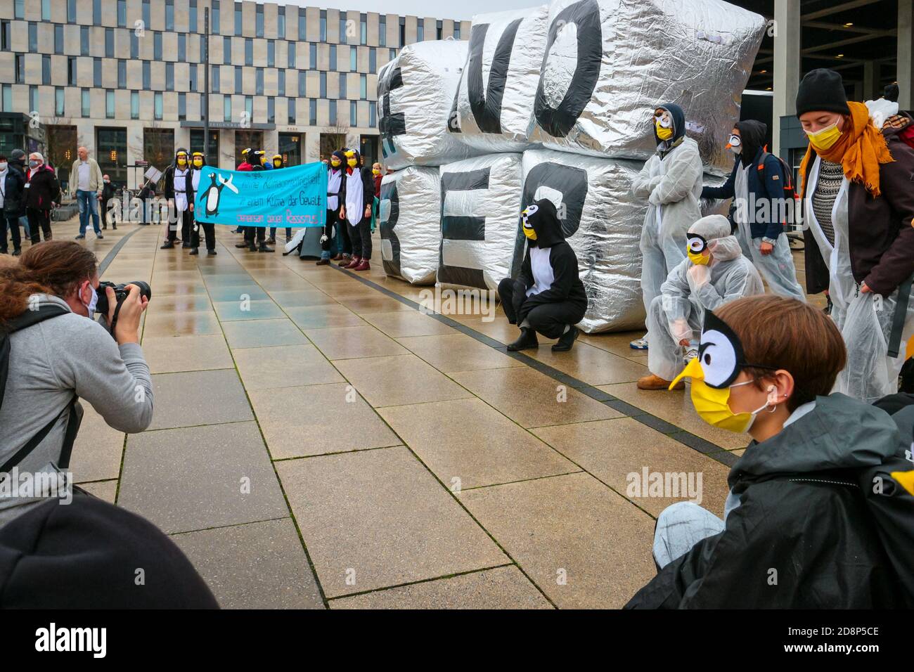 Fotografen fotografieren das Protestschild '#NOBER', während Klimaaktivist gegen die Eröffnung des neuen Flughafens Berlin Brandenburg International (BER) protestieren. Stockfoto