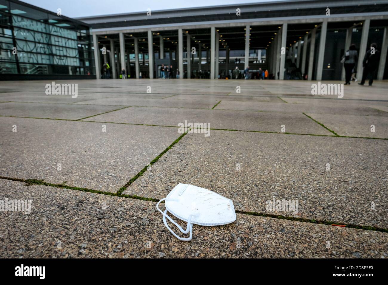 Berlin, 31. Oktober 2020: FFP2-Gesichtsmaske auf dem Boden vor dem neu eröffneten Flughafen Berlin Brandenburg (BER). Stockfoto