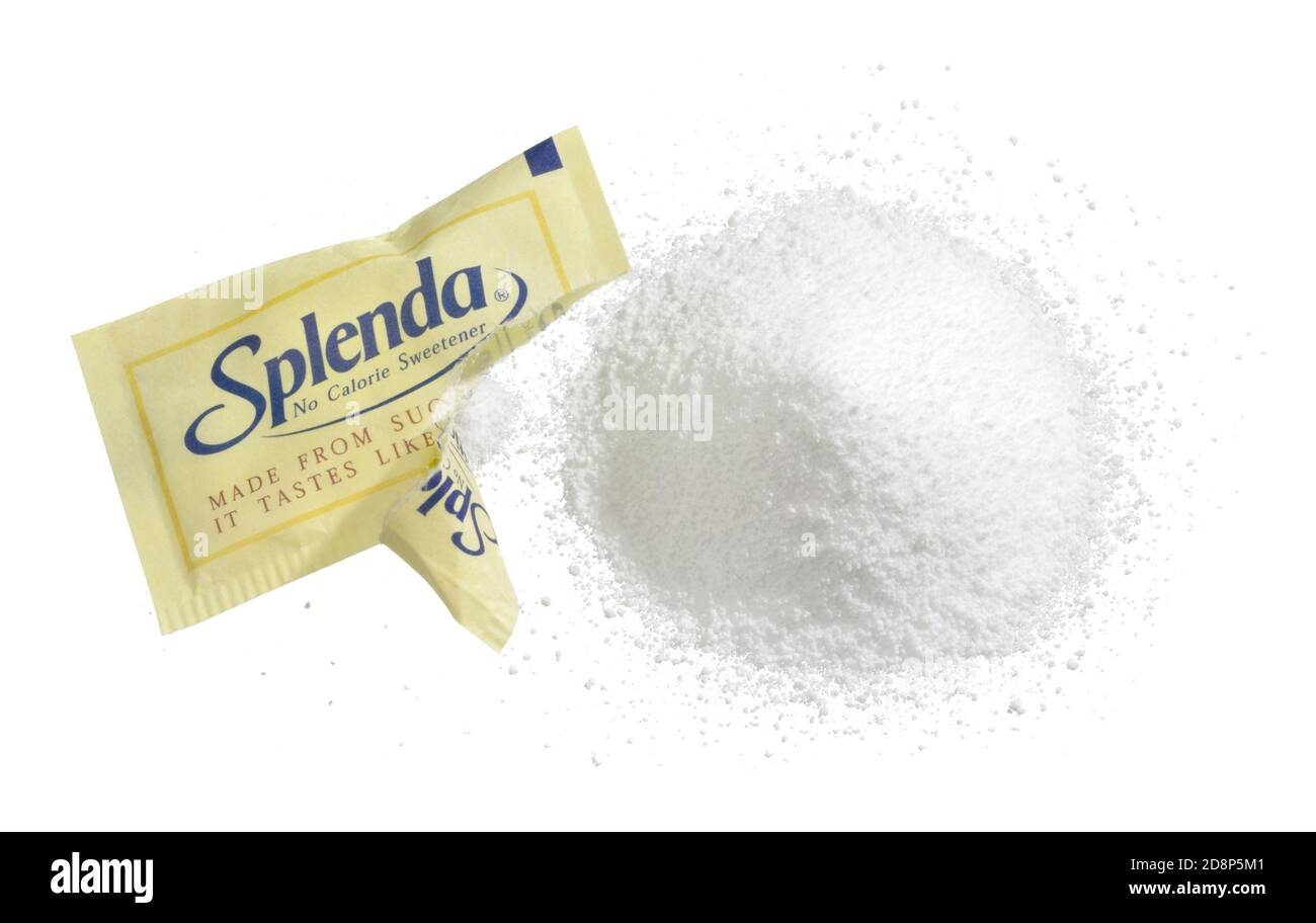 Öffnen Sie ein Splenda-Paket mit einem Stapel von Splenda, auf dem fotografiert wurde Ein weißer Hintergrund Stockfoto