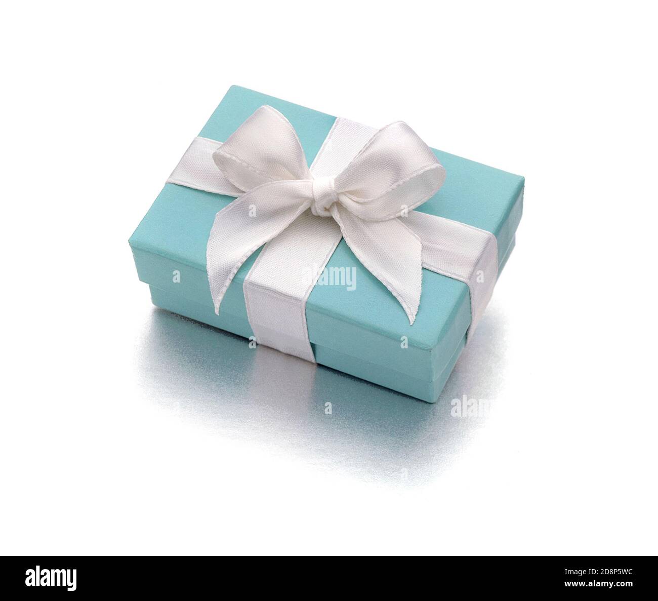 Tiffany & Co. Kultige Geschenkschachtel mit einem weißen Bogen, fotografiert auf weißem Hintergrund Stockfoto