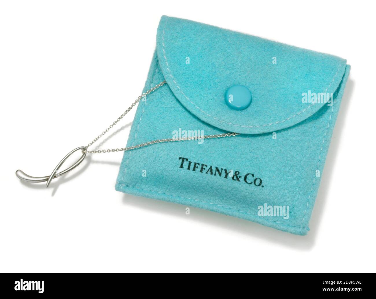 Tiffany & Co. Halskette in einem Filzbeutel auf weißem Hintergrund fotografiert Stockfoto