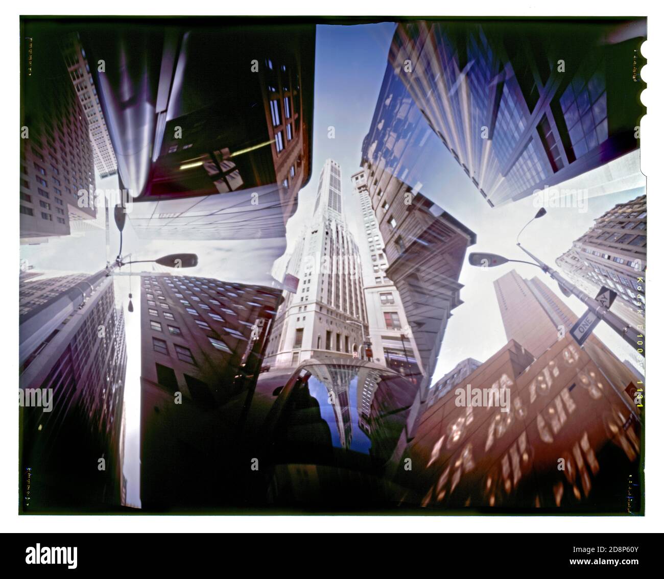 Ein Lochbild der städtischen Schluchten von Lower Manhattan, New York. Das World Trade Center ist am rechten Rand des Rahmens zu sehen. Stockfoto