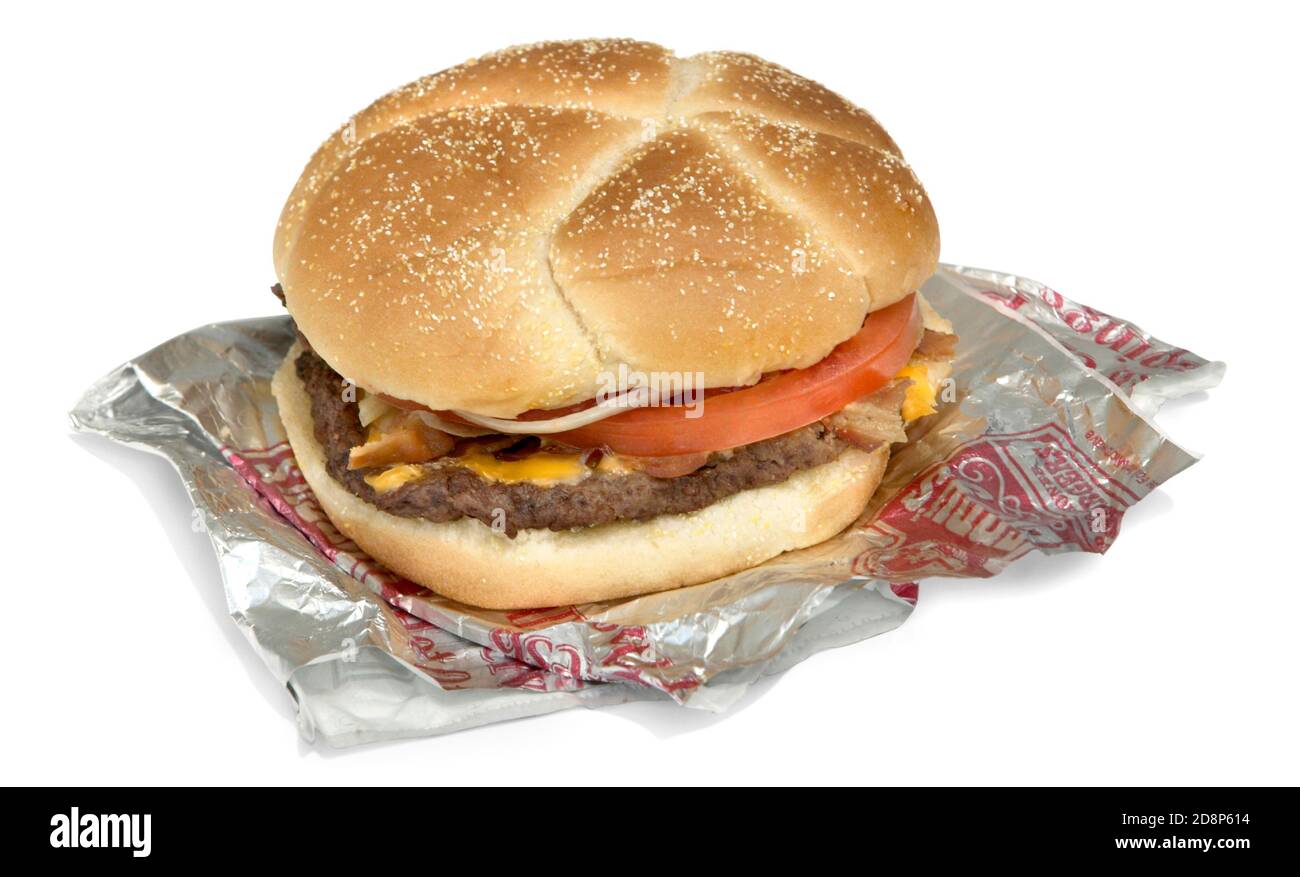 Wendys großer Speck klassischer Burger auf Wrapper fotografiert auf einem Weißer Hintergrund Stockfoto