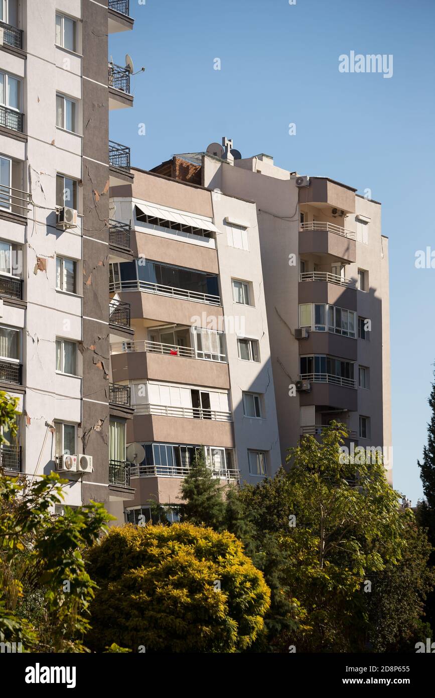 Izmir, Türkei - 31. Oktober 2020 Erdbeben am 30. Oktober 2020 in der Ägäis betroffen Gebäude in Izmir. Gebäude Yilmaz Erbek in Izmir B beschädigt Stockfoto