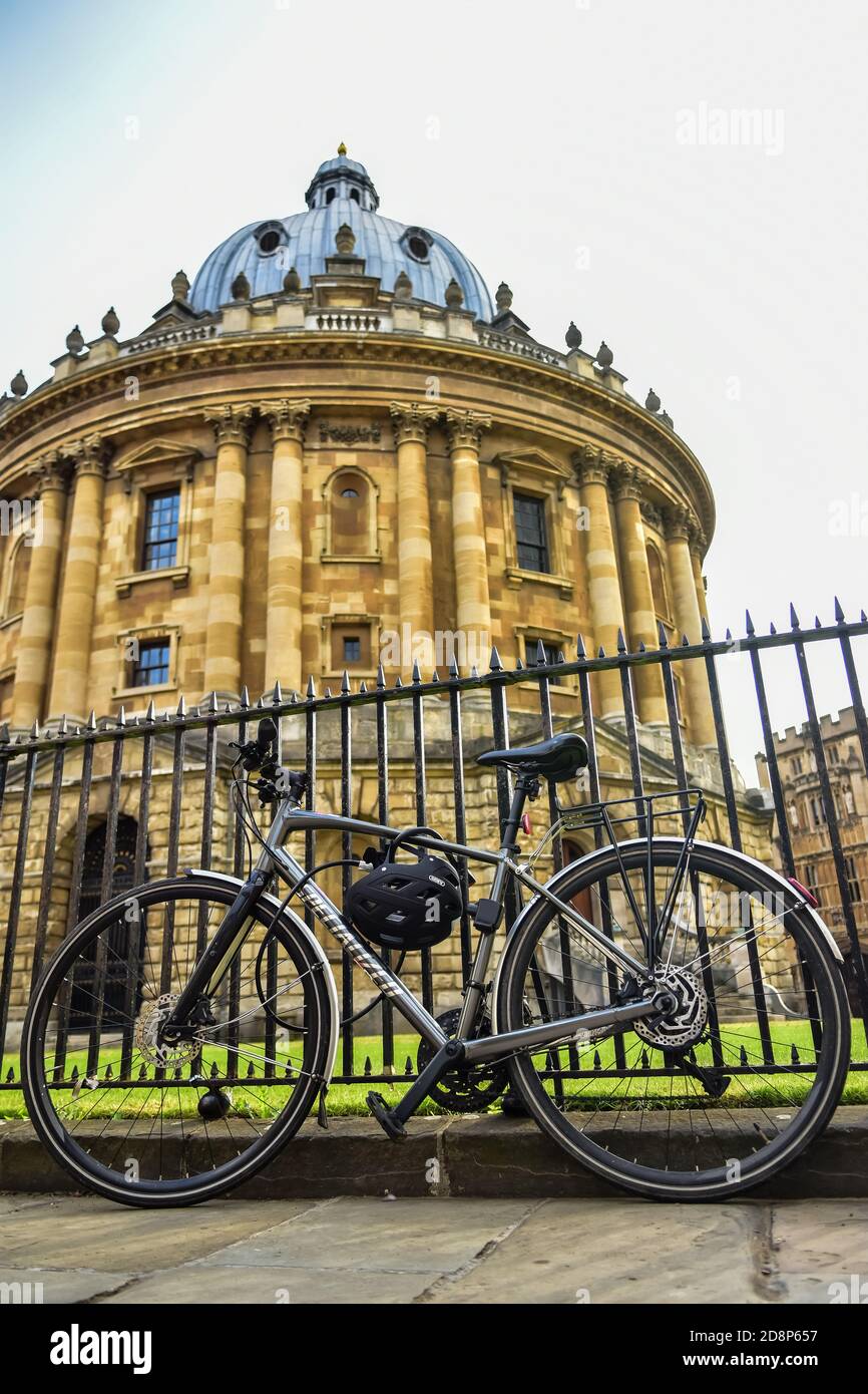 Die Radcliffe Camera ist eines der bekanntesten Gebäude in Oxford, England. Es ist jetzt ein Lesesaal der Bodleian Library. Stockfoto