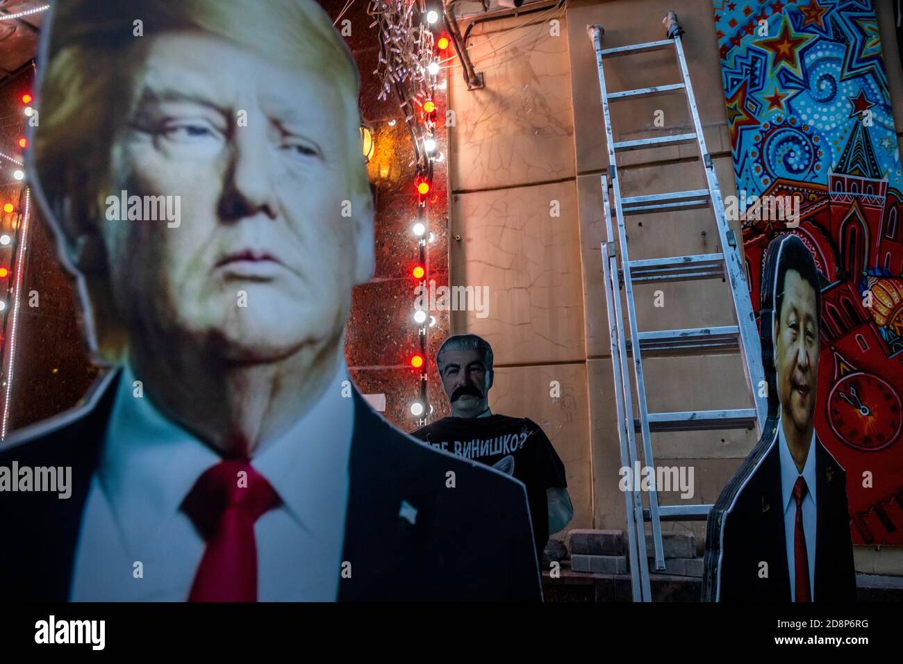 Moskau, Russland. 11. Oktober 2020 die Porträts von Donald Trump, XI Jinping und Joseph Stalin sind in voller Länge in der Nähe eines Eingangs eines Souvenirshops in der Arbat-Straße im Zentrum von Moskau, Russland, installiert Stockfoto