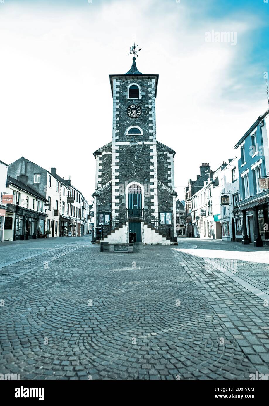 Frühmorgendliches Bild der Moot Hall, Keswick im englischen Lake District. Sehr früh genommen, um Touristen zu vermeiden. Stockfoto