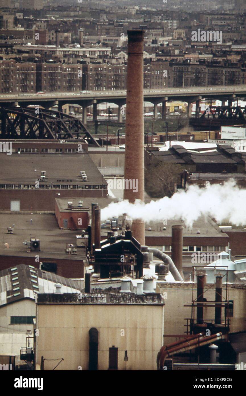 Konsolidierter Edison Rauchschornstein in Brooklyn; Blick auf Manhattan ca. 1973 Stockfoto