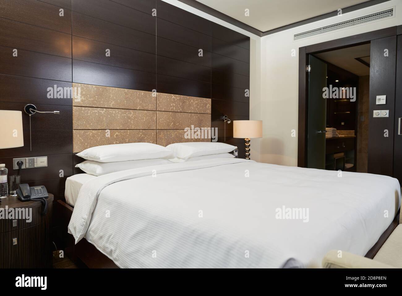 Helles und gemütliches modernes Schlafzimmer im Hotel mit einem großen Doppelbett. Interior Design Konzept Stockfoto