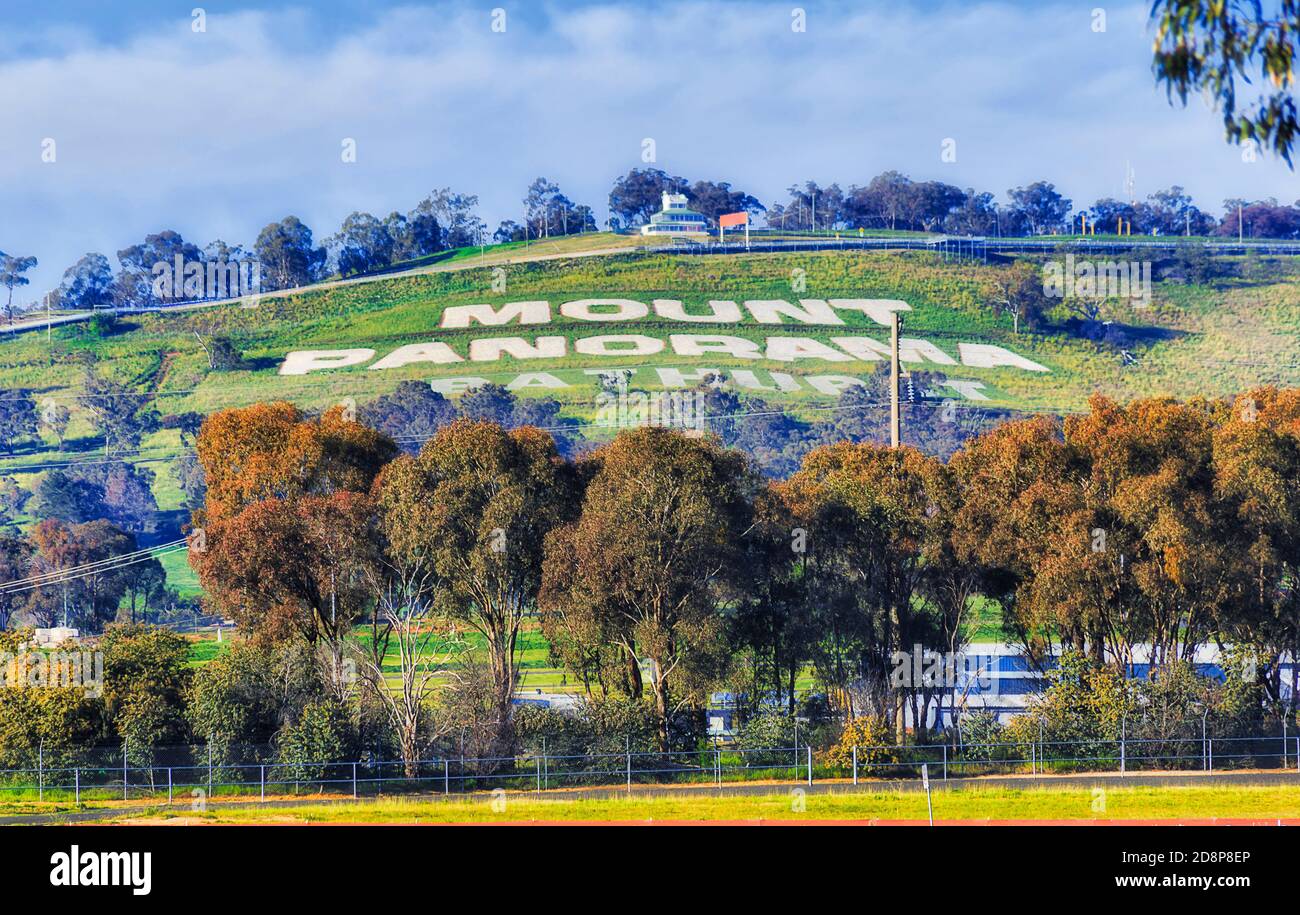 Motorrace-Runde in Bathurst Stadt von Australien mit Mt Panorama Hügel Toop Point und Aussichtspunkt an einem sonnigen Tag. Stockfoto
