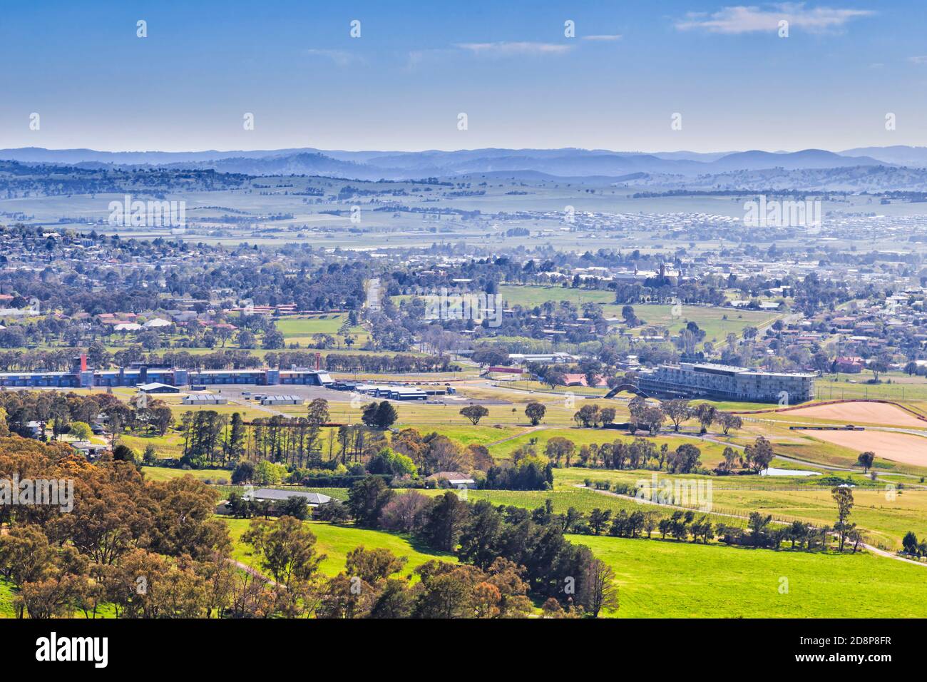 Aussichtspunkt auf dem Mt Panorama zur Stadt Bathurst und zum Autorennen an einem sonnigen Tag. Stockfoto