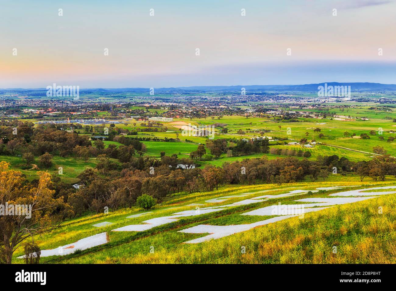 Farbenprächtiger Sonnenuntergang vom Mt Panorama in Bathurst mit Blick auf den Rennkreis und die Stadt. Stockfoto