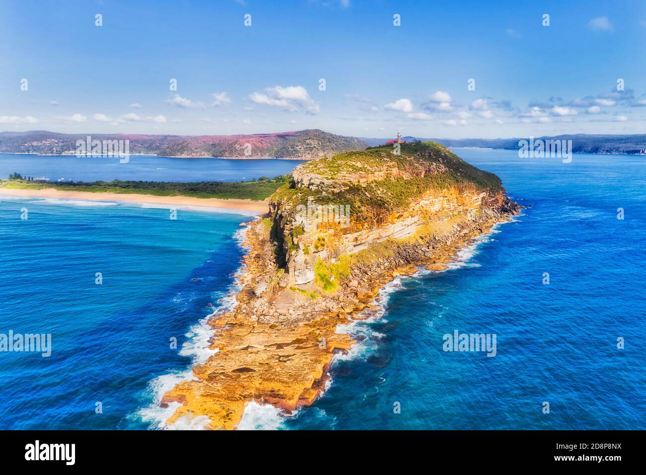 Malerische Sandsteinklippe von Barrenjjoey Kopf an Sydney pazifikküste Luftaufnahme vom offenen Pazifik. Stockfoto