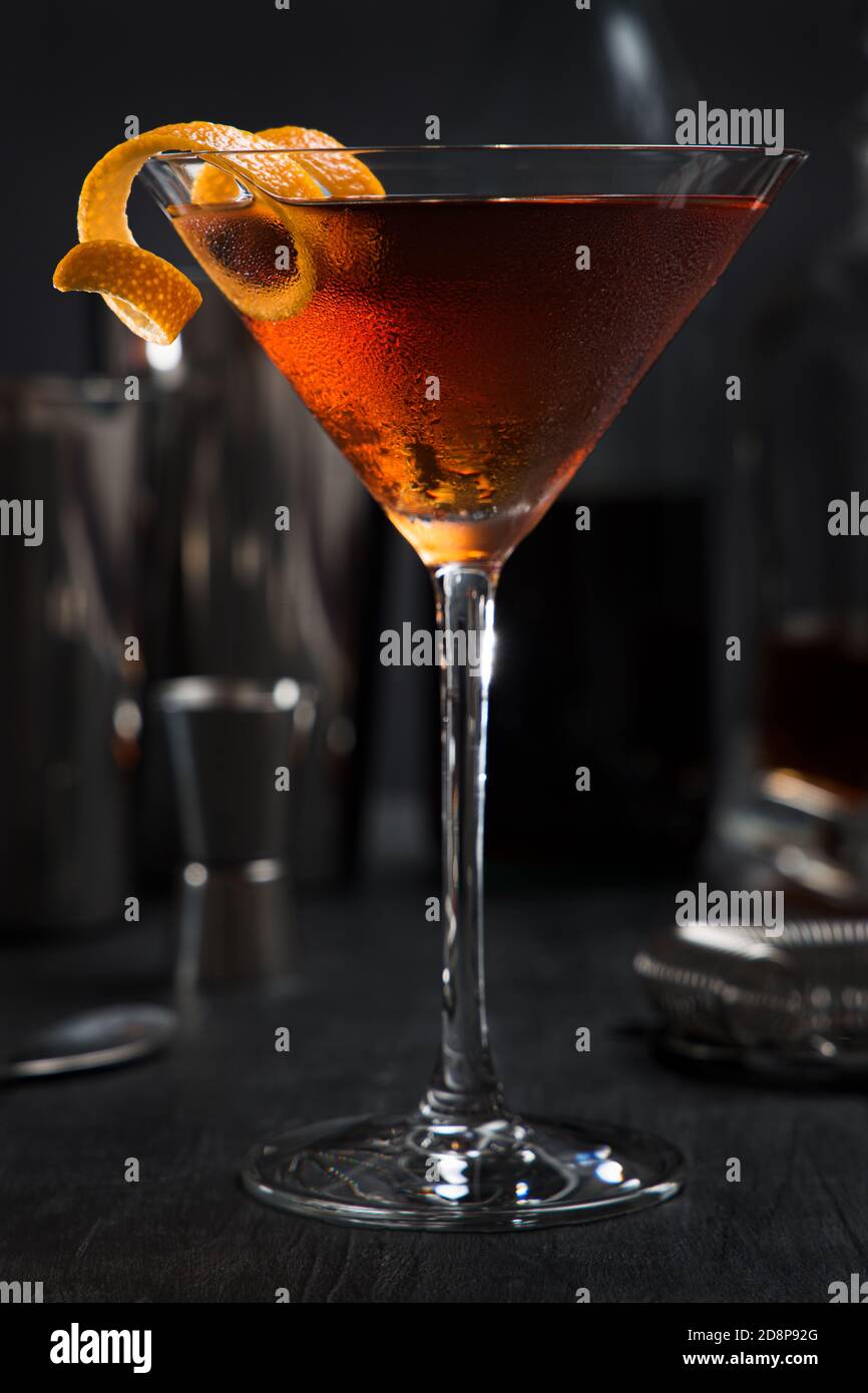 Manhattan Cocktail mit einem orangefarbenen Twist als Garnierung Stockfoto
