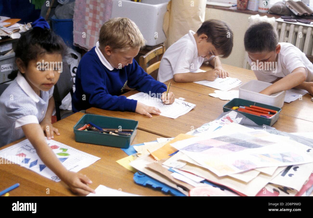 Gruppe von Kindern in der Grundschule machen Collagen Stockfoto