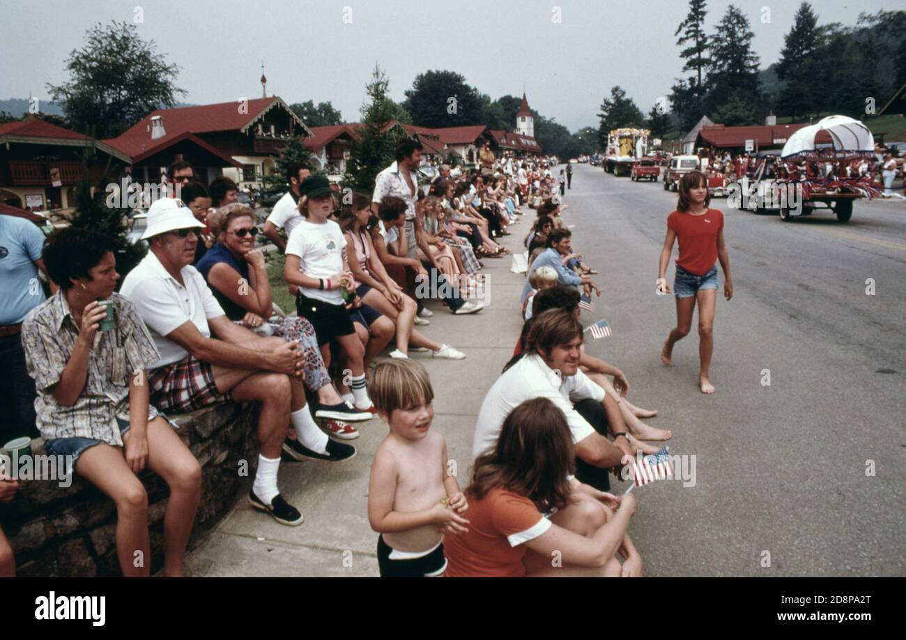 Touristen und Stadtbewohner säumen die Hauptstraße von Helen Georgia; in der Nähe von Robertstown für die Parade zum 4. Juli. Helen war eine typische kleine Berggemeinde von weniger als 300 bis Anfang 1969, als Stadtbeamte; Geschäftsleute und Bewohner befürworteten die Renovierung des Geschäftsviertels mit einem bayerischen alpinen Thema das Projekt war ein Erfolg und führte zu neuen Geschäften und einem Anstieg des Tourismus. In einem Planungsbericht wird darauf hingewiesen, dass ein Gleichgewicht zwischen Wachstum und öffentlichem Interesse erforderlich ist Stockfoto