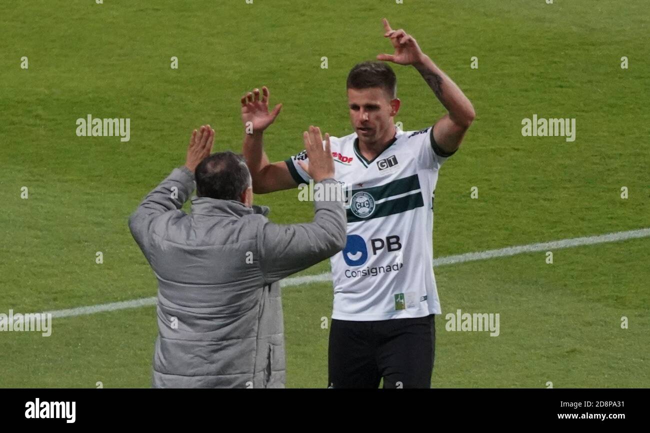 Curitiba, Brasilien. Oktober 2020. Galdezani feiert das Tor mit Trainer Pachehinho während Coritiba x Atlético GO Spiel im Couto Pereira Stadion in Curitiba, PR statt. Kredit: Carlos Pereyra/FotoArena/Alamy Live Nachrichten Stockfoto