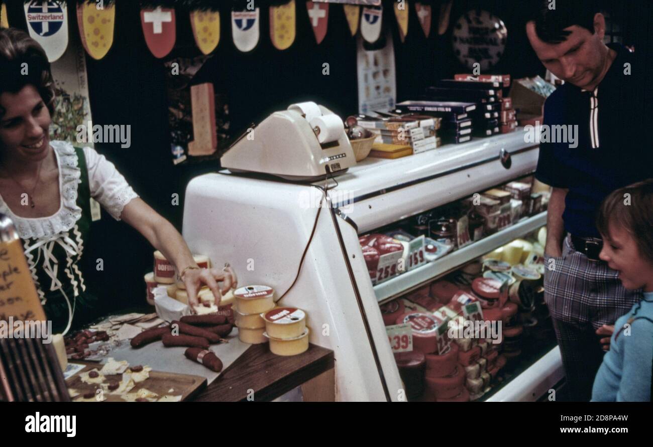 Interieur des Cheese Hoop; eines der Fachgeschäfte in Helen. Es befindet sich in der alten straße, einer mit Kopfsteinpflaster bepflasterten Sackgasse mitten im Einkaufszentrum Helens Main Street. Das Dorf von 270 hat seit 1969, als die Renovierung des Geschäftsviertels mit einem bayerischen alpinen Thema begonnen wurde, eine verstärkte Entwicklung und Tourismus festgestellt. Der Erfolg des Projekts hat zu neuen Anlagen im Bau und einem jährlichen Oktoberfest geführt Stockfoto