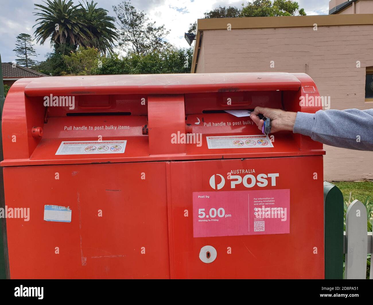 SOUTHERN HIGHLANDS, AUSTRALIEN - 13. Sep 2020: Rote Box in Straßen in ganz Australien, aus Städten, Landstädten oder ländlichen Gebieten zu sammeln regul Stockfoto