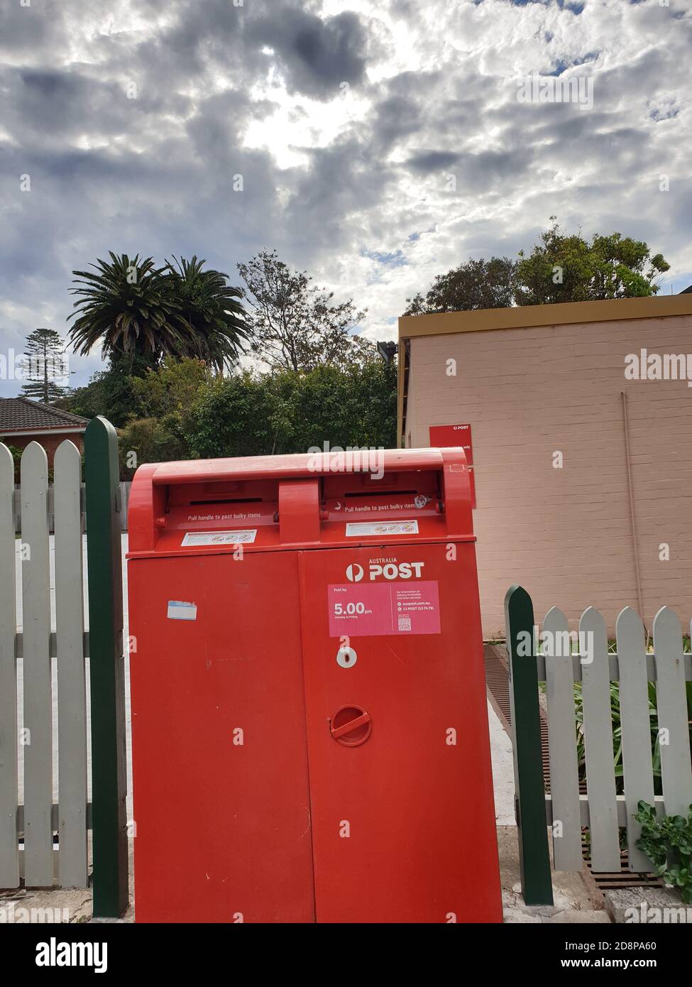 SOUTHERN HIGHLANDS, AUSTRALIEN - 13. Sep 2020: Rote Box in Straßen in ganz Australien, aus Städten, Landstädten oder ländlichen Gebieten zu sammeln regul Stockfoto