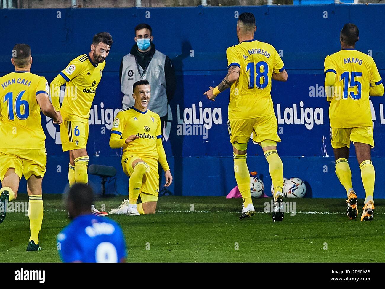 Salvi Sanchez von Cadiz feiert sein Ziel mit Teamkollegen während Die spanische Meisterschaft La Liga Fußballspiel zwischen SD Eibar SAD und Cadiz CF o C. Stockfoto