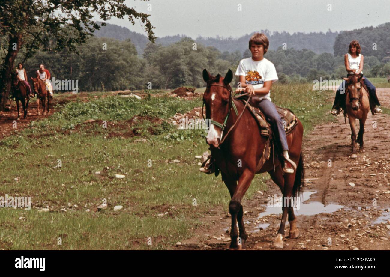 Reiten entlang der Flusswege im Sommer ist ein beliebter Zeitvertreib für Touristen und Bewohner von Helen. Die kleine Berggemeinde mit rund 270 Einwohnern war bis 1969 typisch für Dörfer in der Umgebung. Damals befürworteten die örtlichen Beamten, Geschäftsleute und Bewohner die Sanierung des Geschäftsviertels mit bayerischem alpinem Thema. Das Projekt war ein Erfolg und führte zu neuen Geschäften und einem Anstieg des Tourismus Stockfoto