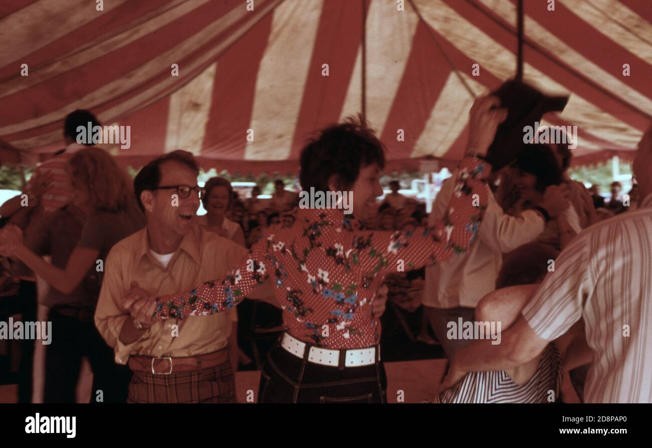 'Teilnehmer am ''Huttanz'' beim fünften jährlichen Oktoberfest in Helen. Während des Tanzes zu Polka-Musik versuchen Paare, einen Hut auf den Kopf eines anderen Tänzers zu legen. Die Musik hört periodisch auf, und welches Paar mit einem seiner Partner erwischt wird, der den Hut trägt; sie müssen die Tanzfläche verlassen. Das letzte Paar auf dem Boden gewinnt ein Bier und Knockwurst Abendessen für zwei. Die Feier wurde 1971 begonnen, nachdem das Geschäftsviertel der Stadt im alpinen Stil renoviert wurde. Stockfoto