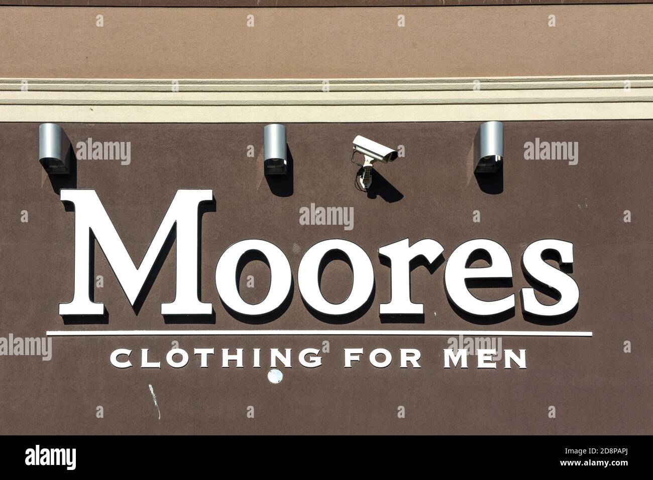 Ottawa, Kanada - 31. Oktober 2020: Moores Clothing for Men Store auf der Carling Ave ist ein kanadisches Unternehmen, das am besten für Anzüge bekannt ist. Im August 2020, Moore's Stockfoto