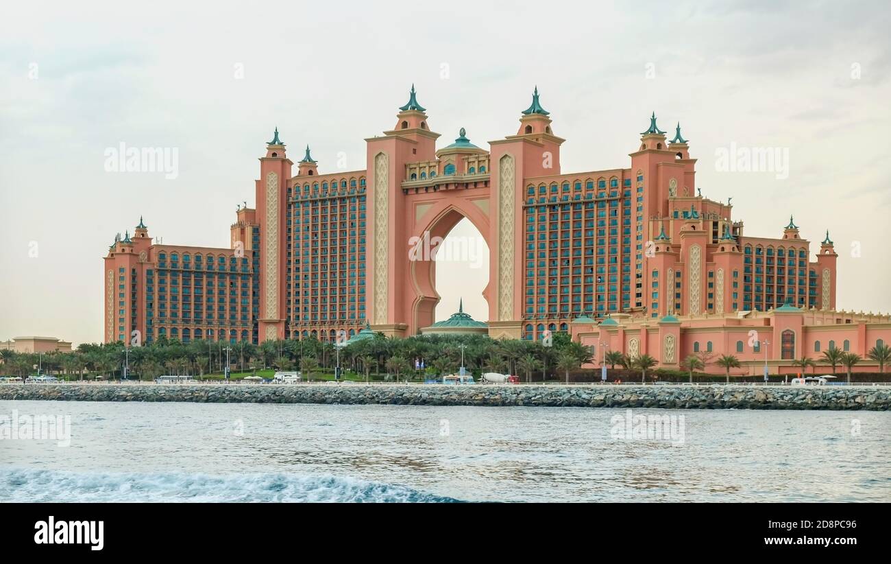 Blick auf die berühmte Weltklasse das Atlantis Palm Luxus 5 Sterne Hotel liegt auf einer künstlichen Insel. Stockfoto