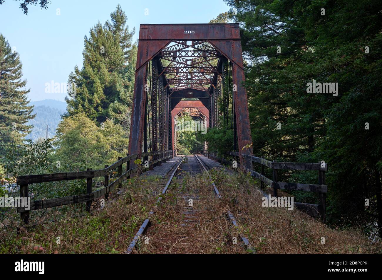 Northwestern Pacific Railway Fachwerkbrücke über Larabee Creek im Humboldt County, Kalifornien. 1910 gebaut, sind die Gleise nicht mehr in Gebrauch. Stockfoto