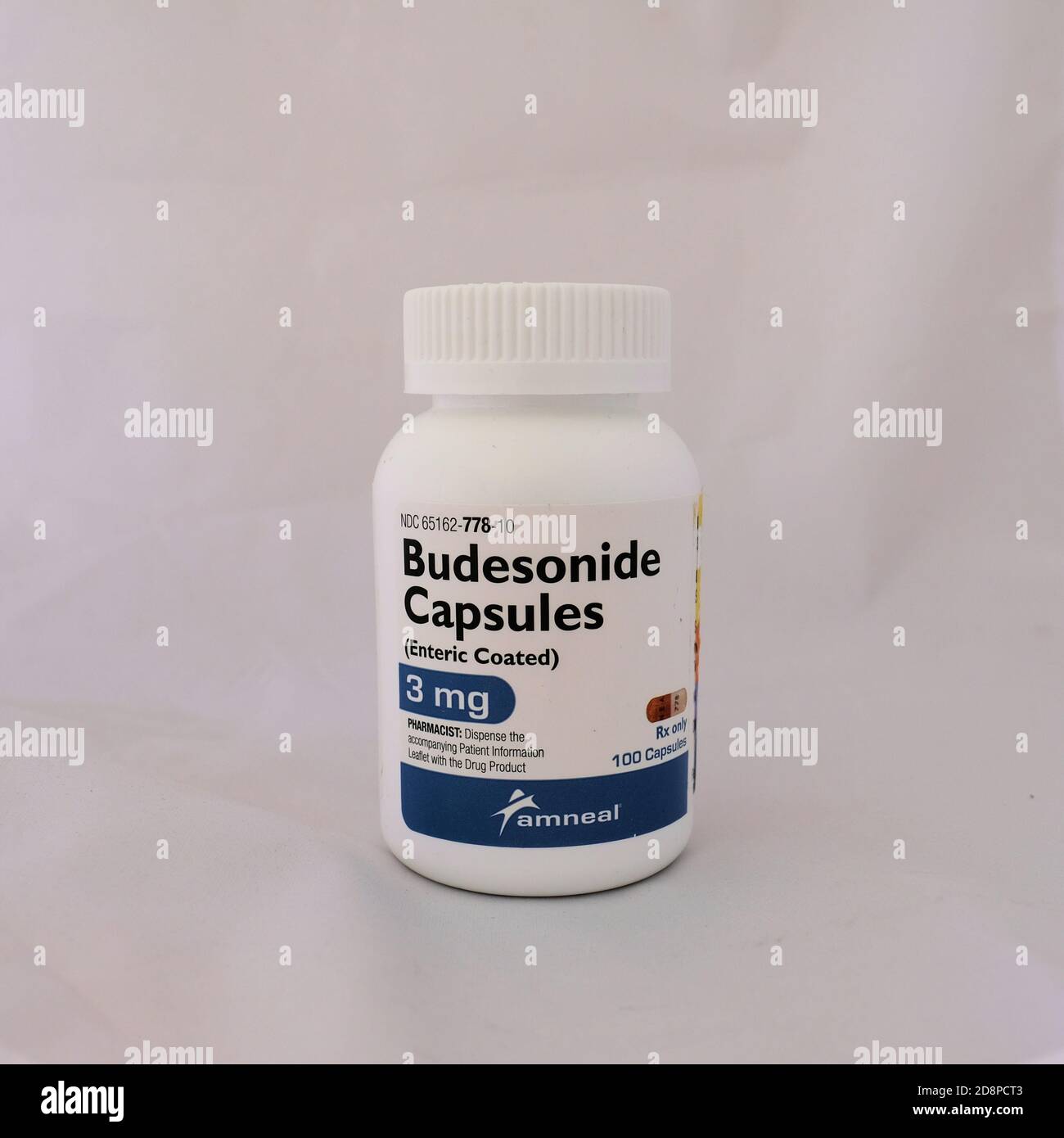 Eine Flasche Budesonid-Kapseln; ein synthetisches topisches entzündungshemmendes Steroid in der Glucocorticoid-Familie. Stockfoto