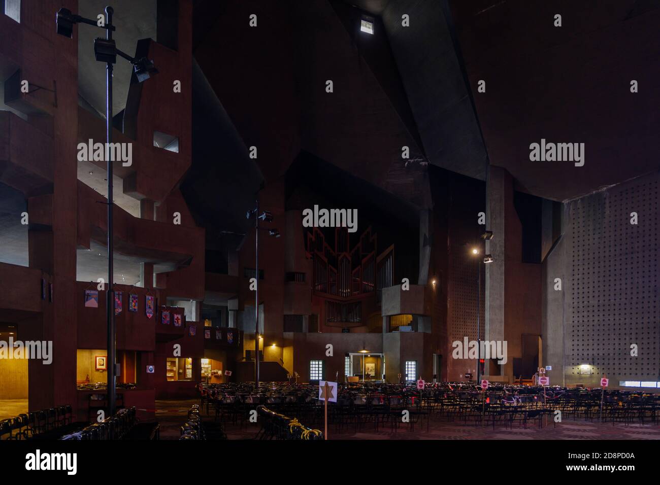 Innenansicht von Mariendom, Wahrzeichen und berühmte Kirche mit massy Beton brutalistischen Baustil wurde von Gottfried Böhm entworfen. Stockfoto