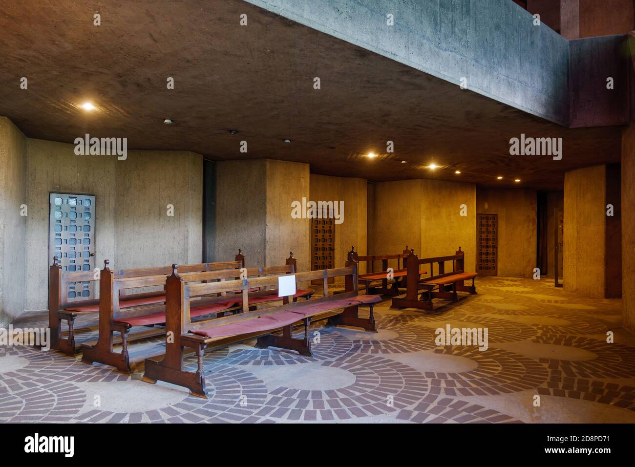 Innenansicht von Mariendom, Wahrzeichen und berühmte Kirche mit massy Beton brutalistischen Baustil wurde von Gottfried Böhm entworfen. Stockfoto