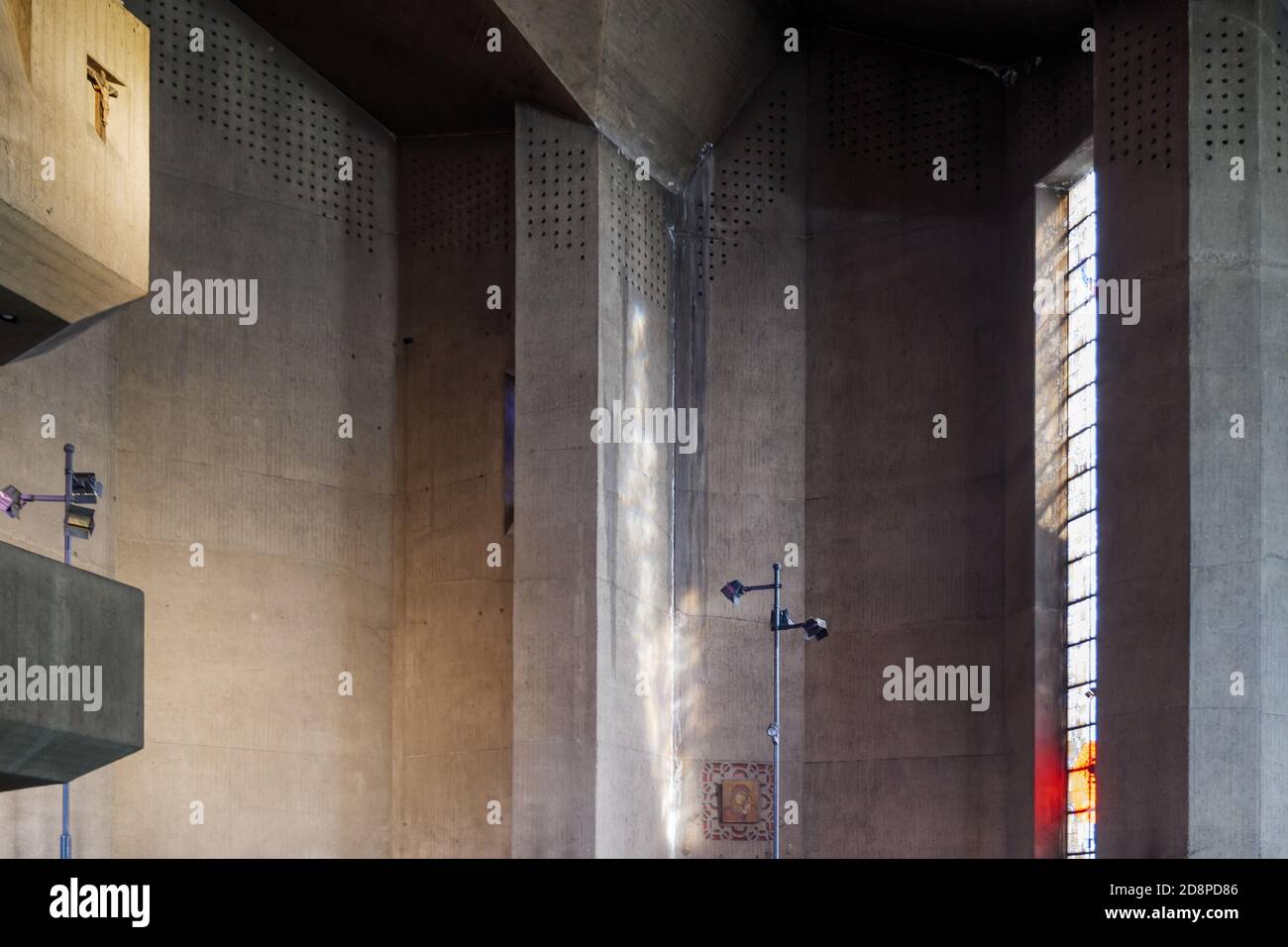 Innenansicht von Mariendom, Wahrzeichen und berühmte Kirche mit massy Beton brutalistischen Baustil wurde von Gottfried Böhm entworfen. Stockfoto