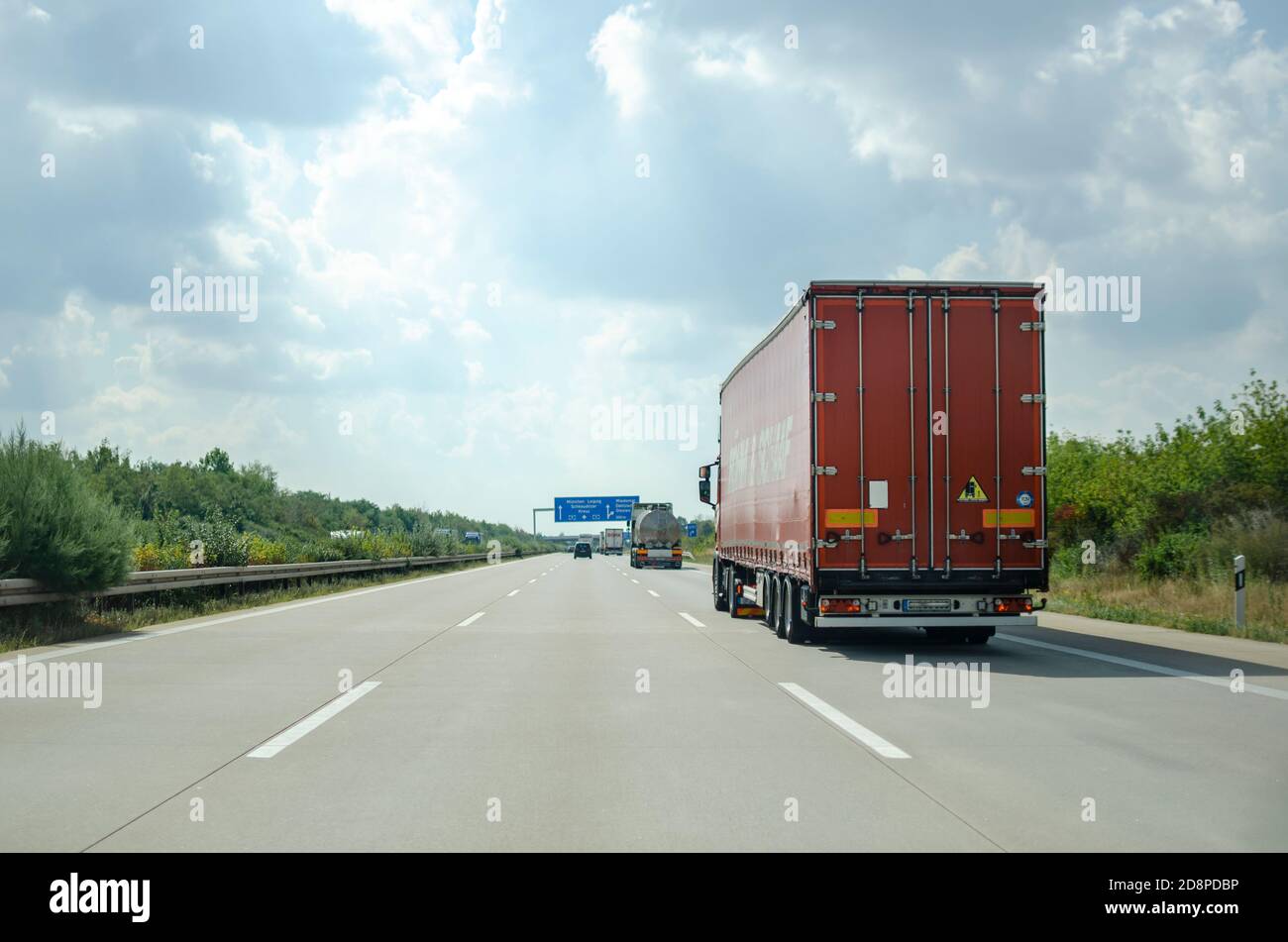 Leichter Verkehr auf der Autobahn im Sommer Stockfoto
