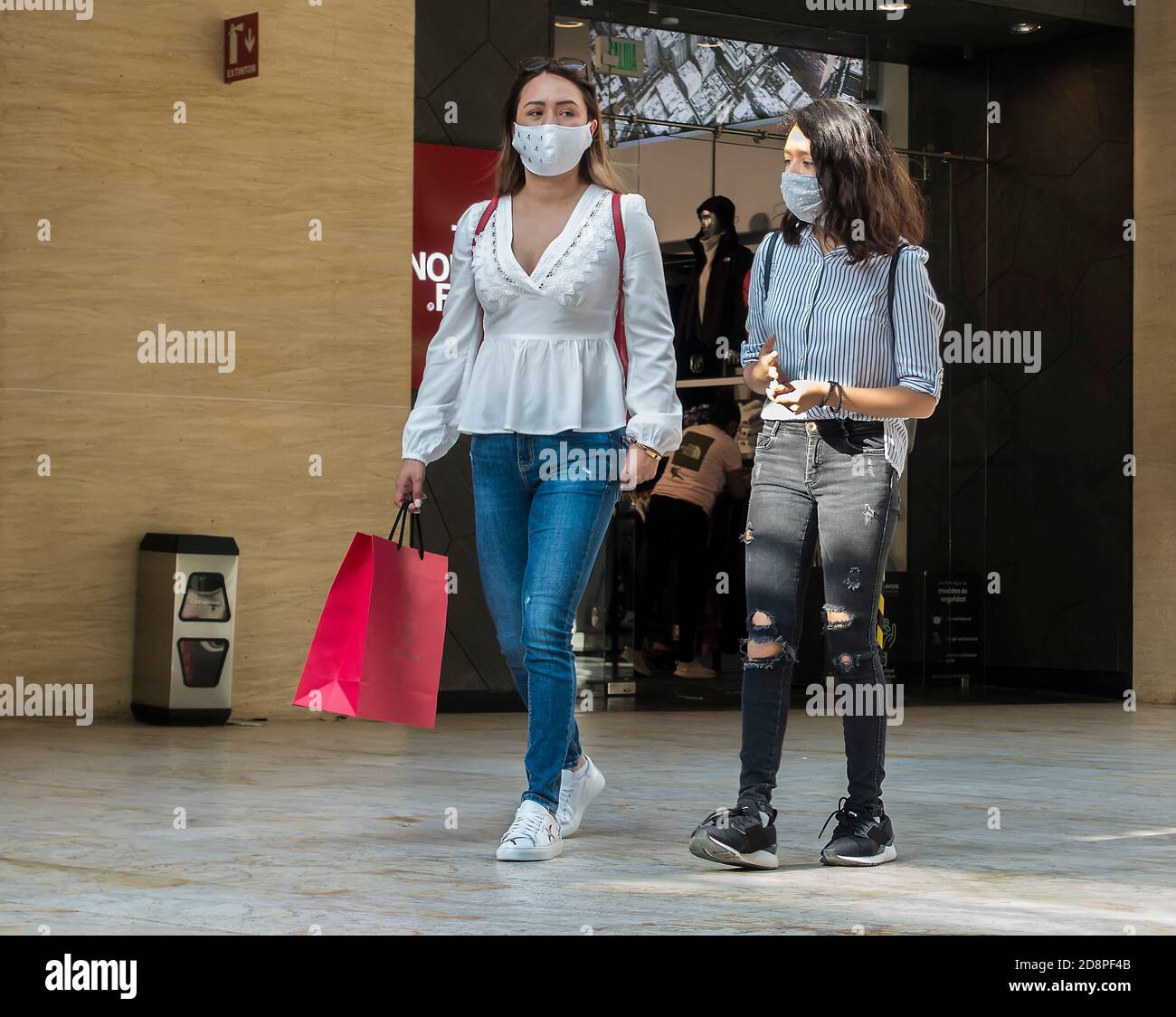 Zwei Frauen in Antara Einkaufszentrum, Mexiko-Stadt mit Gesichtsmasken während der Covid-19 Pandemie Stockfoto