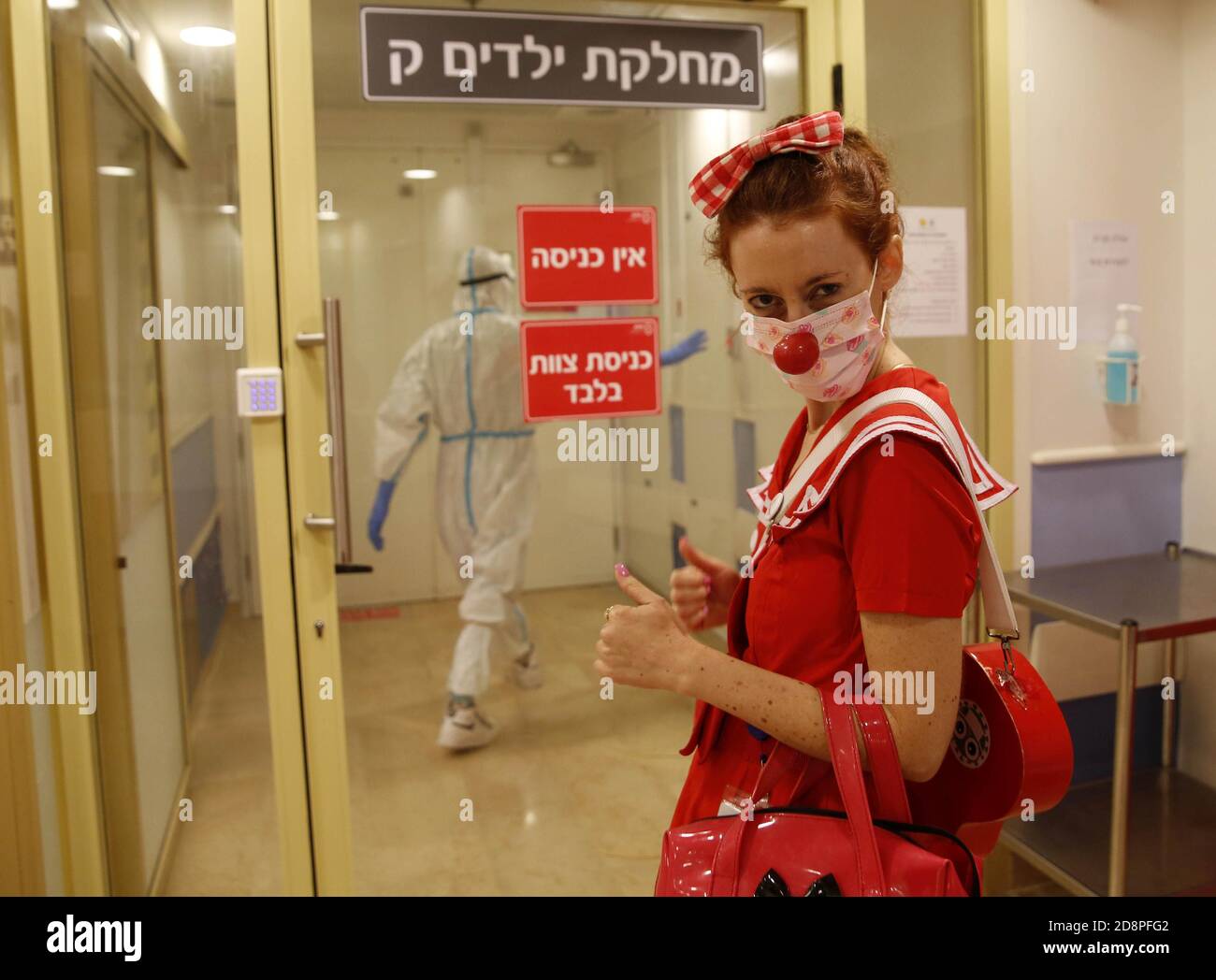 Peking, China. Oktober 2020. Ein israelischer medizinischer Clown stutzt, bevor sie am 20. Oktober 2020 die COVID-19 Abteilung des Sheba Medical Centers besucht, um den Patienten in der zentralisraelischen Stadt Ramat Gan Glück zu bringen. Kredit: Gil Cohen Magen/Xinhua/Alamy Live Nachrichten Stockfoto
