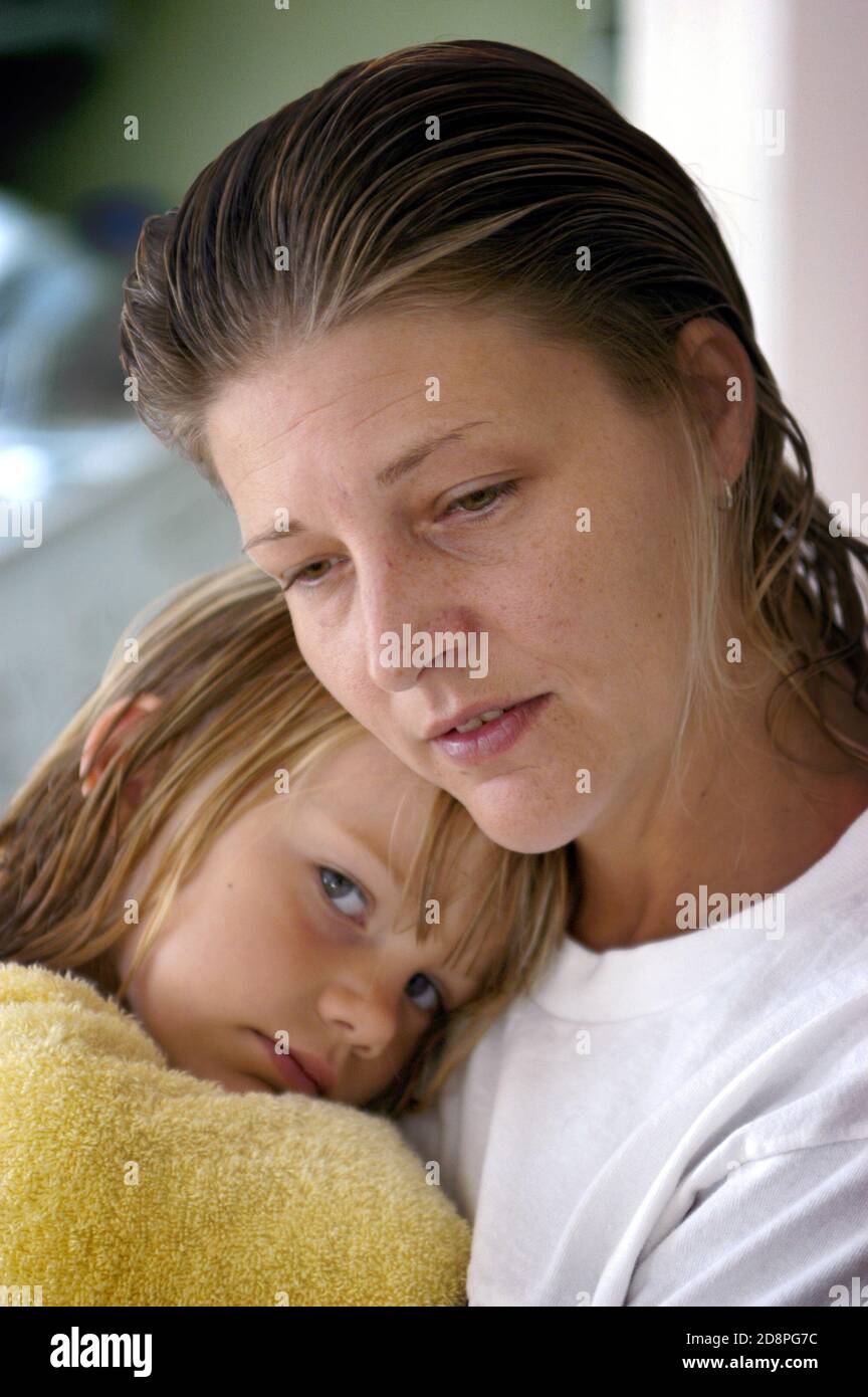 Mutter und 5 Jahre altes Kind in einer nachdenklichen Umgebung Stockfoto