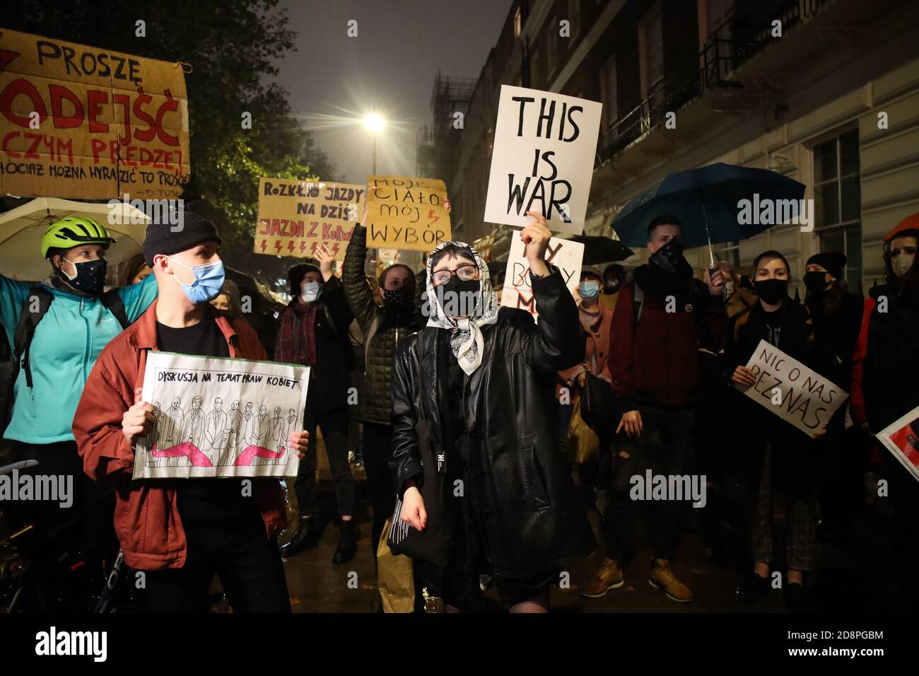 LONDON, ENGLAND, OKTOBER 30 2020, Demonstranten halten vor der polnischen Botschaft in London Zeichen, die Proteste sind gegen ein Verfassungsgericht, das ein nahezu totales Verbot der Abtreibung in Polen verhängen würde (Quelle: Lucy North) Quelle: MI News & Sport /Alamy Live News Stockfoto