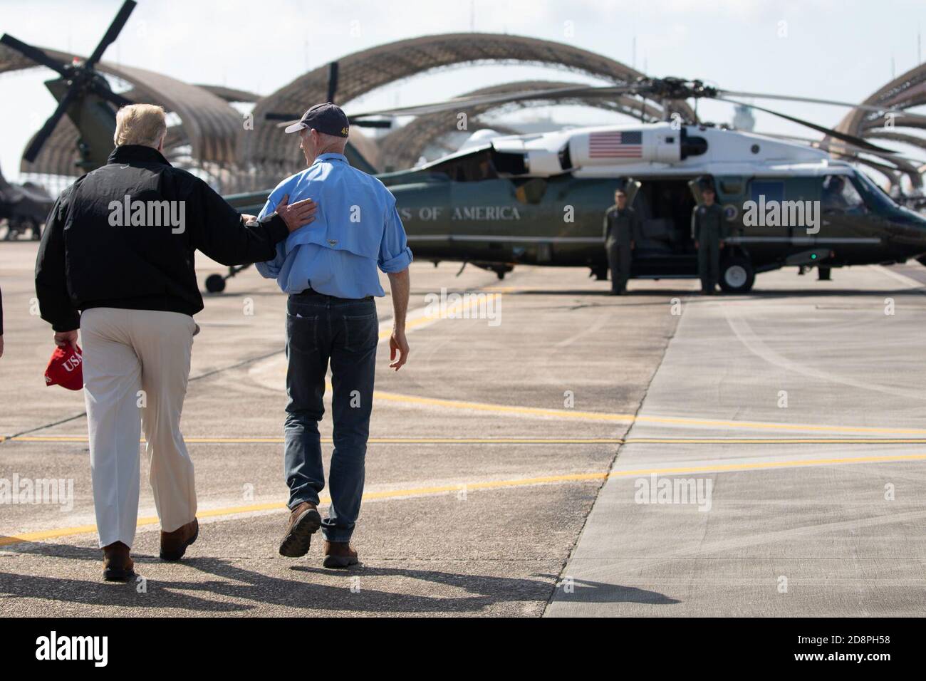 Präsident Donald J. Trump geht mit Florida Gov zu Marine One. Rick Scott Montag, 15. Oktober 2018, nach der Ankunft am Luftwaffenstützpunkt Eglin, Florida (bitte Gutschrift an Shealah Craighead)' Stockfoto