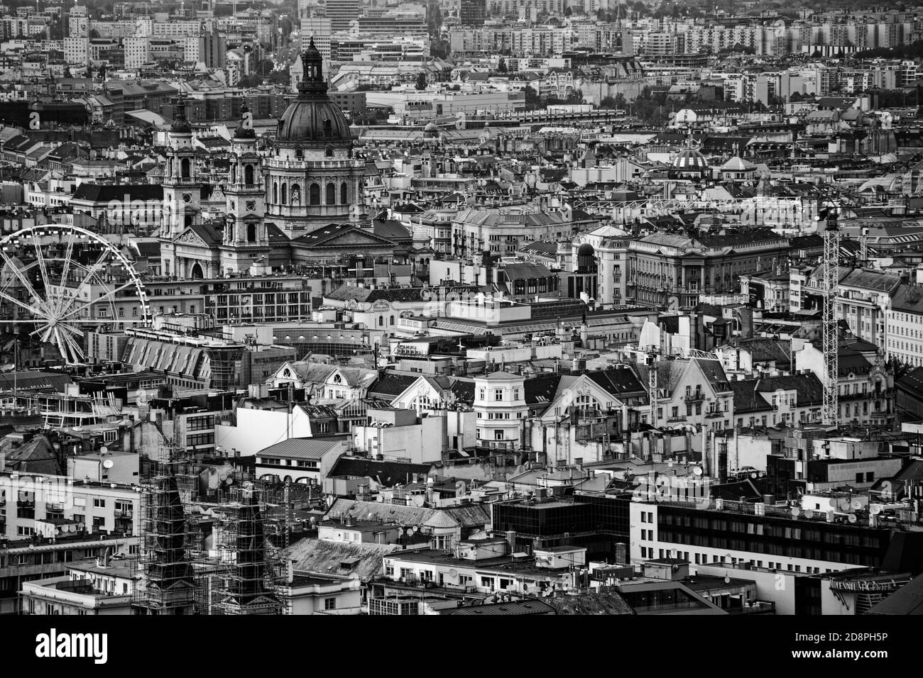 High-Angle-Ansicht eines schwarz-weißen Stadtbildes von Budapest mit Mehrere Gebäude Stockfoto