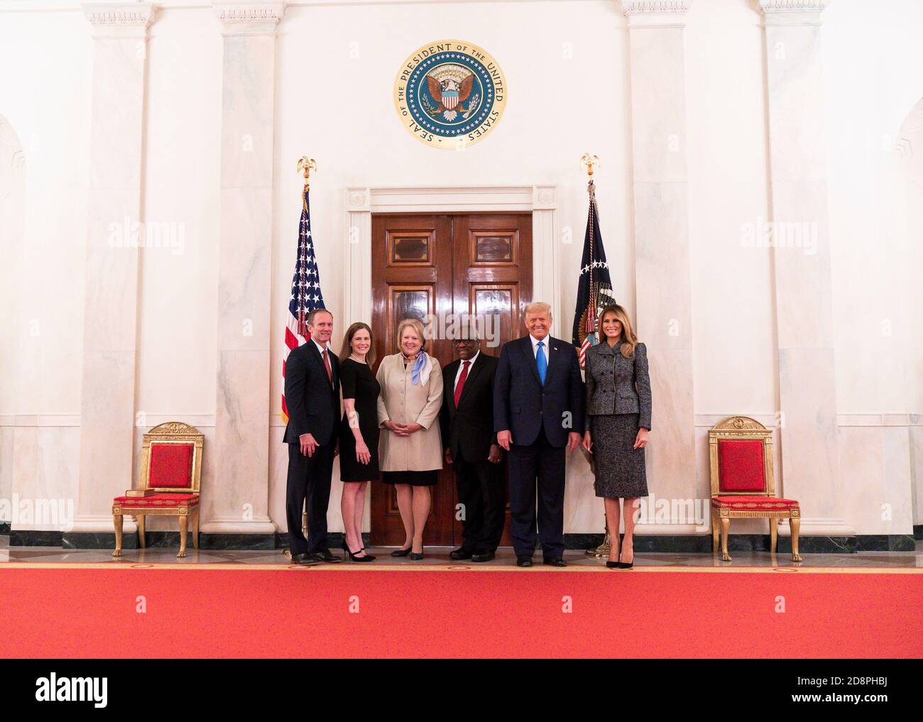 „Präsident Donald J. Trump und First Lady Melania Trump posieren für ein Foto mit Amy Coney Barrett, ihrem Mann Jesse Barrett, Supreme Court Associate Justice Clarence Thomas, Und seine Frau Virginia Thomas in der Cross Hall des Weißen Hauses Montag, 26. Oktober 2020, nach der Teilnahme an Barrettâ €™s Vereidigung-in-Zeremonie als Supreme Court Associate Justice. (Bitte verrechnen Sie Shealah Craighead)' Stockfoto