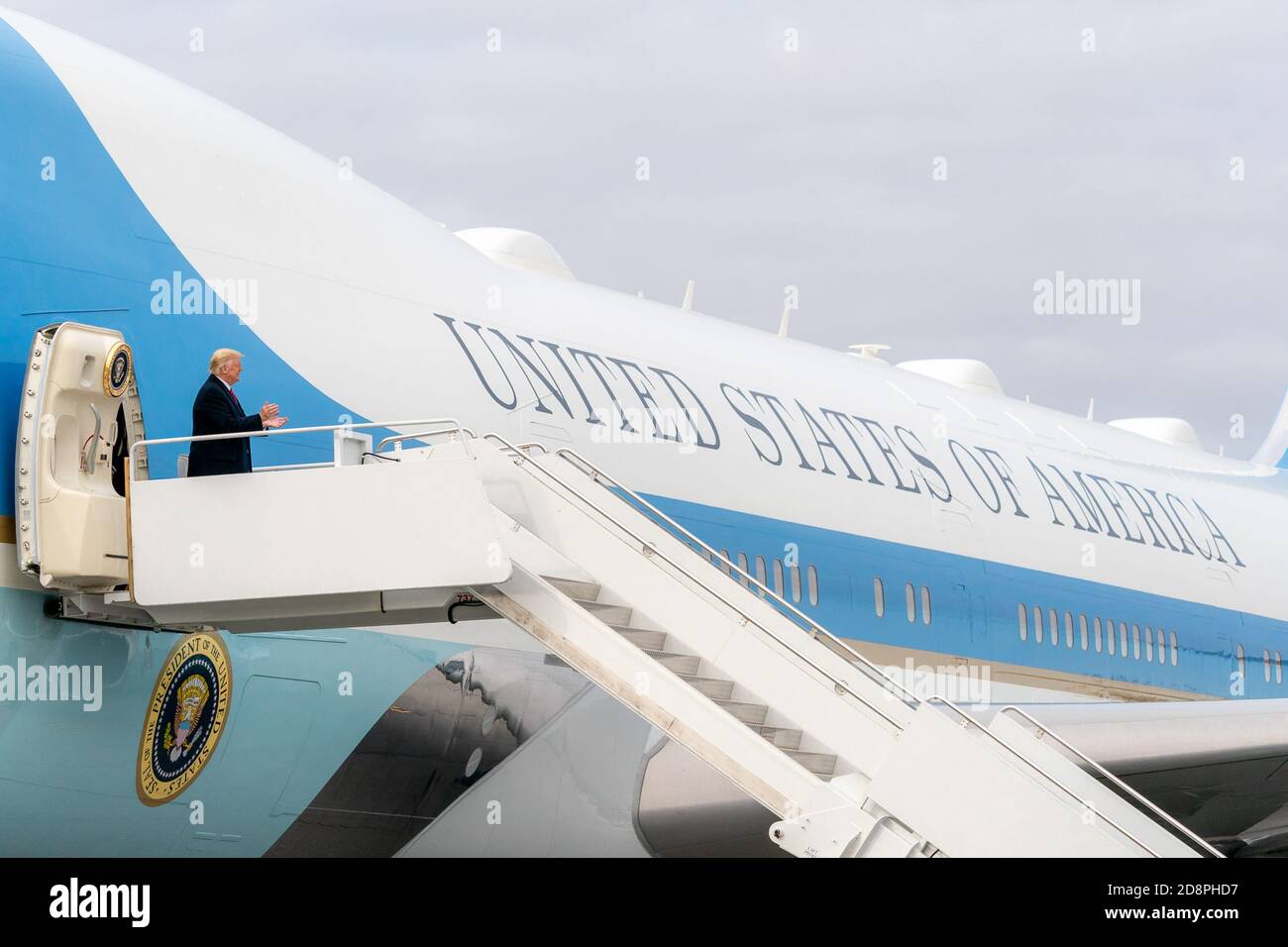 Präsident Donald J. Trump landet am Sonntag, den 25. Oktober 2020, in Manchester, N.H. bei der Air Force One am Regionalflughafen Manchester-Boston (Bitte verrechnen Sie Shealah Craighead)' Stockfoto