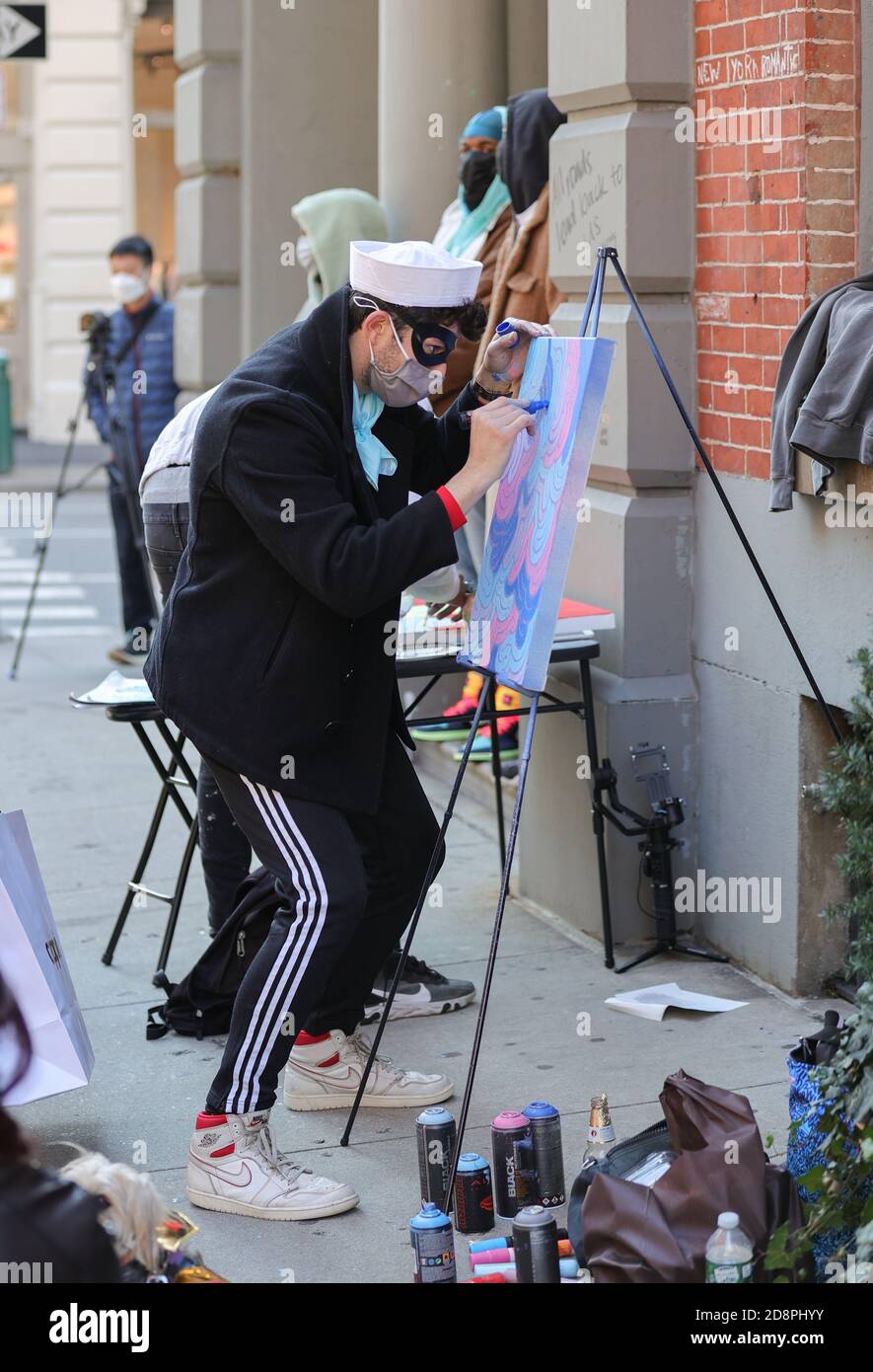 New York, NY, USA. Oktober 2020. SOHO, New York, USA, 31. Oktober 2020 - Künstler während der Halloween Edition von SOHO ART WALKS heute in der Green Street in New York City.Foto: Luiz Rampelotto/EuropaNewswire.BILDNACHWEIS ERFORDERLICH. Quelle: Luiz Rampelotto/ZUMA Wire/Alamy Live News Stockfoto