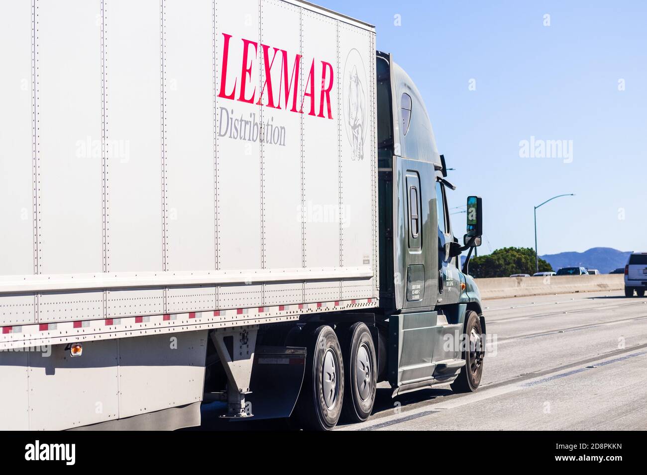 Oct 14, 2020 Concord/ CA / USA - Lexmar LKW fährt auf der Autobahn; Lexmar Distribution Inc bietet LKW, Logistik und Lagerhaltung an Stockfoto