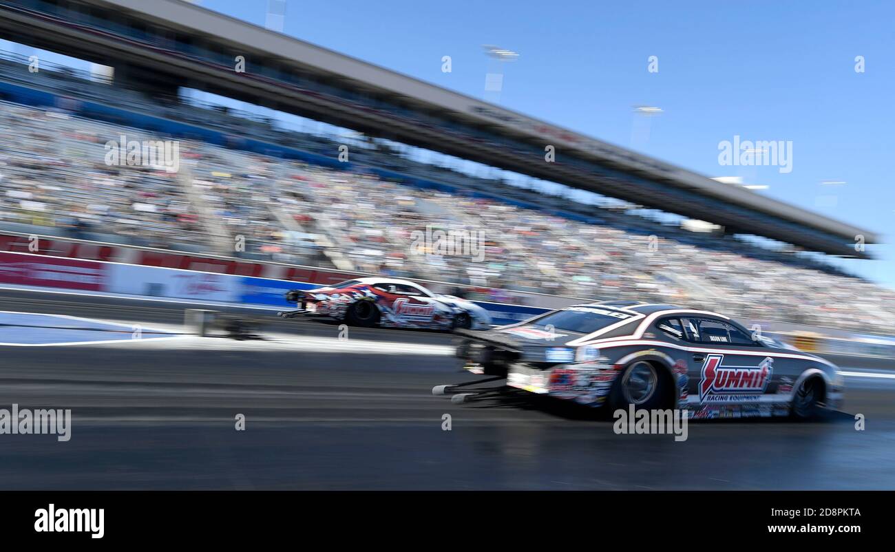 Las Vegas, CA, USA. Oktober 2020. Pro Stock Fahrer Jason Line (Near Lane) qualifiziert sich gegen Teamkollege Greg Anderson während der Camping World NHRA Dodge Finals auf dem Strip auf dem Las Vegas Motor Speedway Samstag, 31. Oktober 2020 in Las Vegas, Nevada. Kredit: Will Lester/ZUMA Wire/Alamy Live Nachrichten Stockfoto