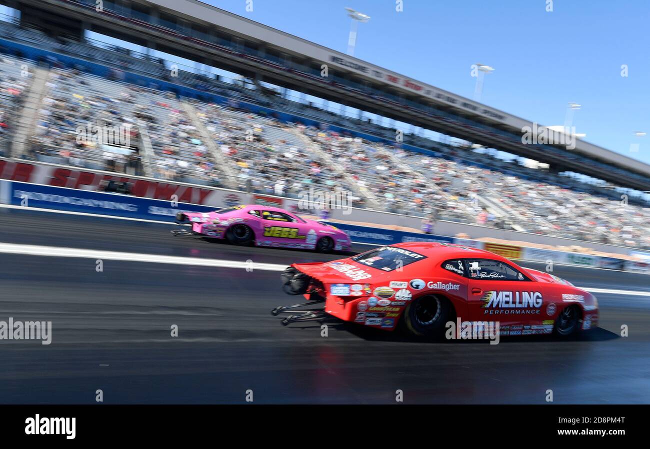 Las Vegas, CA, USA. Oktober 2020. Die Pro Stock-Fahrerin Erica Enders (Near Lane) fährt im ersten Qualifying während des Camping World NHRA Dodge Finals auf dem Strip auf dem Las Vegas Motor Speedway am Samstag, 31. Oktober 2020 in Las Vegas, Nevada, die Strecke Jeg Coughlin hinunter. Kredit: Will Lester/ZUMA Wire/Alamy Live Nachrichten Stockfoto