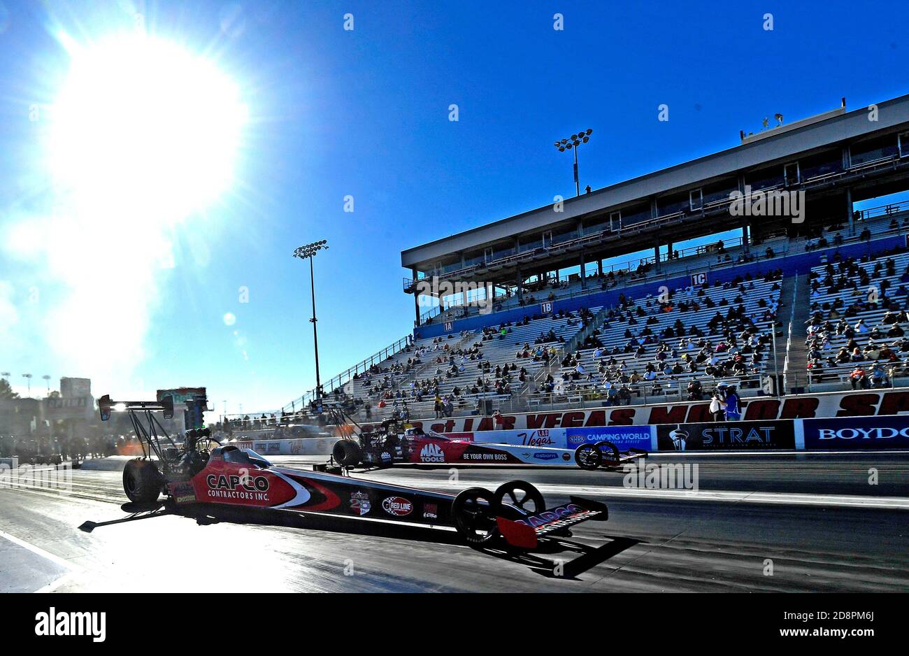 Las Vegas, CA, USA. Oktober 2020. Top Fuel Fahrer Steve Torrence (Near Lane) qualifiziert sich gegen Doug Kalitta während der Eröffnungsrunde des Qualifyings während des Camping World NHRA Dodge Finals auf dem Strip auf dem Las Vegas Motor Speedway Samstag, 31. Oktober 2020 in Las Vegas, Nevada. Kredit: Will Lester/ZUMA Wire/Alamy Live Nachrichten Stockfoto