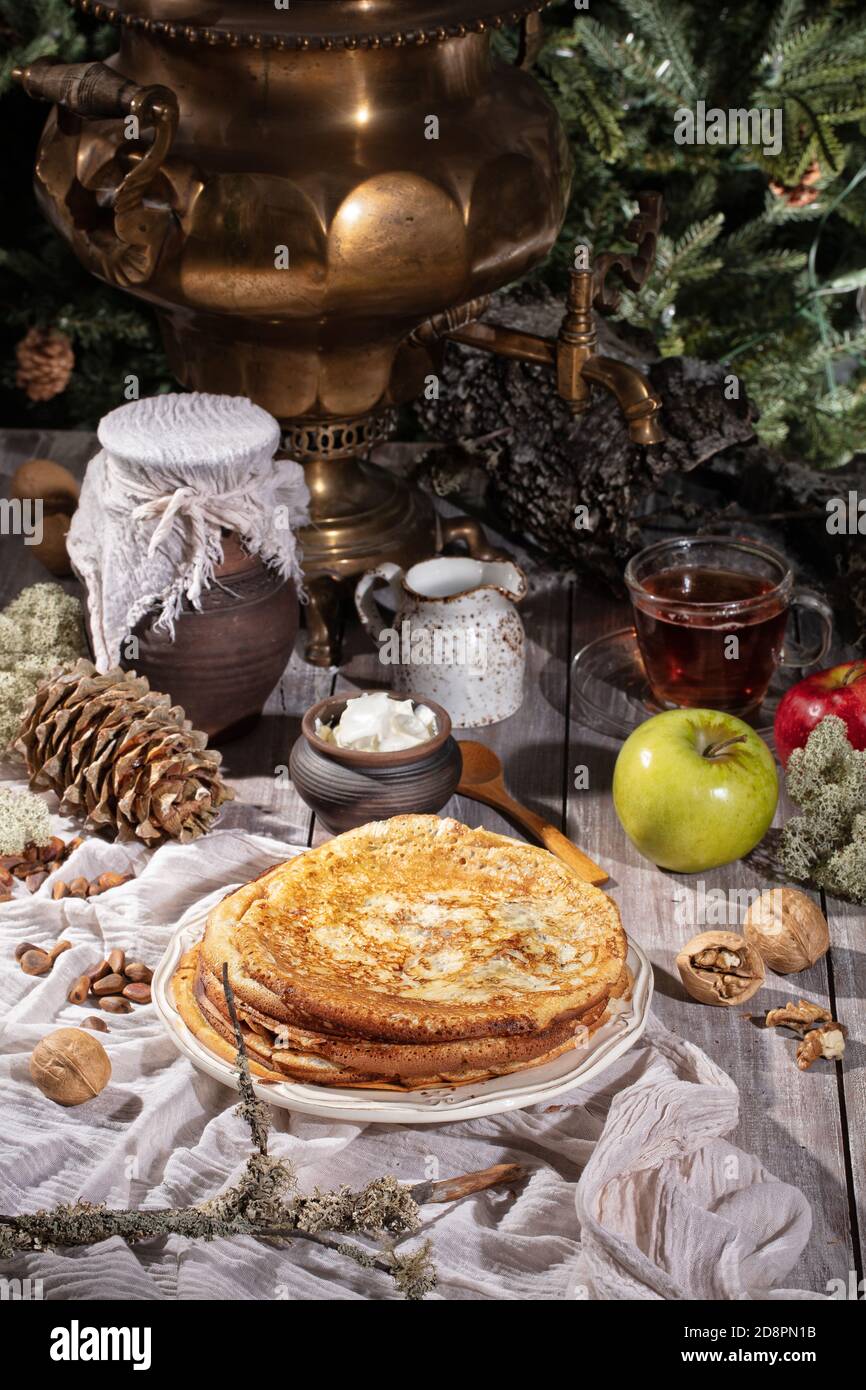 Pfannkuchen, Tee, Sahne und Obst auf einem Stoffhintergrund Stockfoto