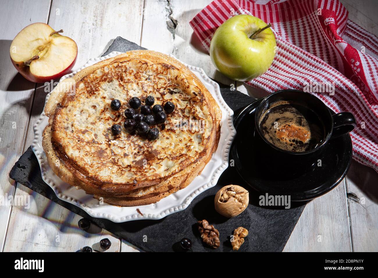 Pfannkuchen, Tee, Sahne und Obst auf einem Stoffhintergrund Stockfoto